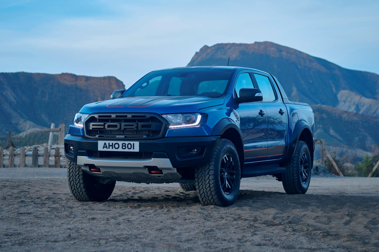 Смотрите, как Ford Ranger Raptor побеждает плохих парней