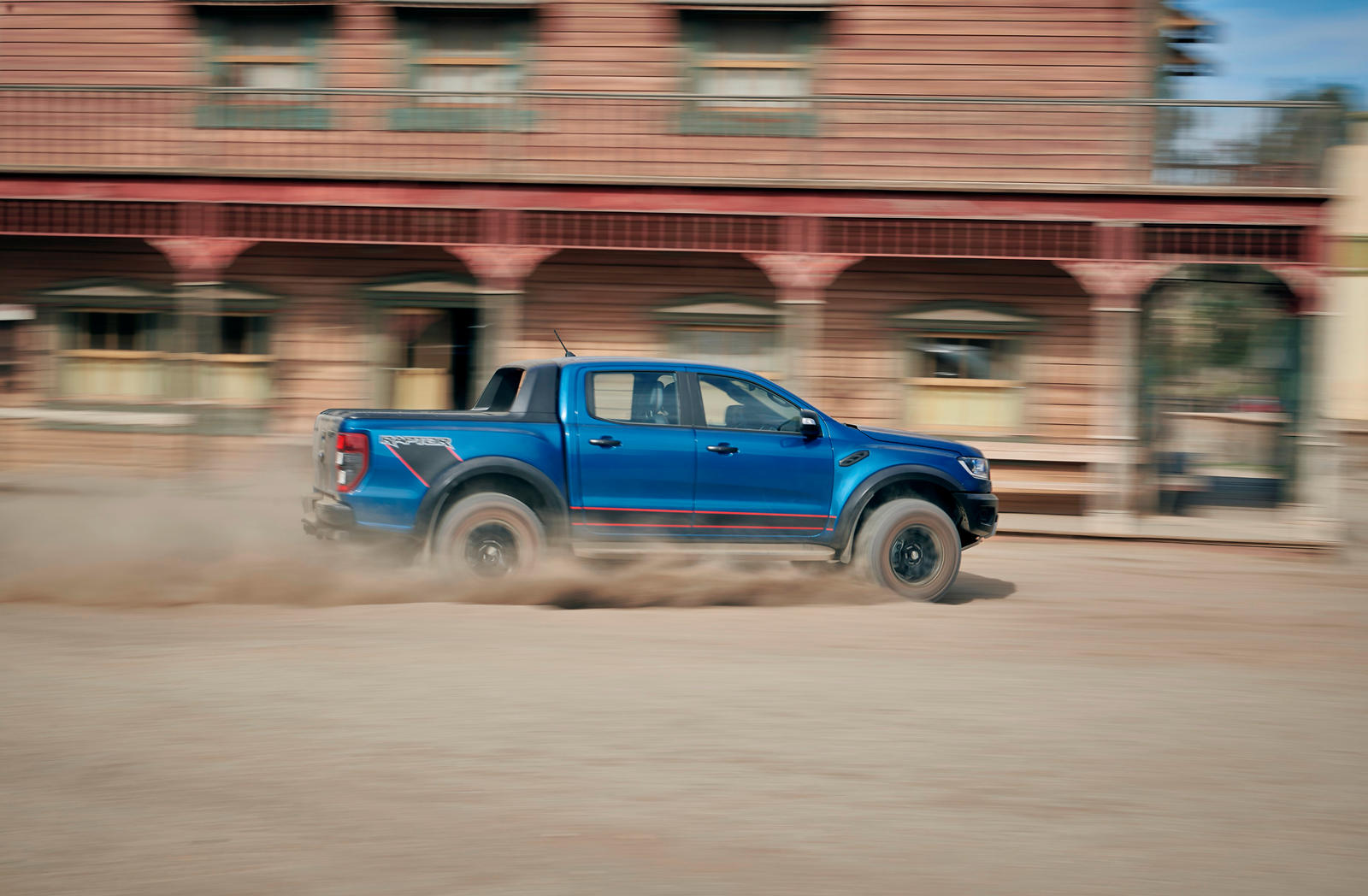 По сравнению с обычным Ranger, включая тот, который продается в США, Ranger Raptor, разработанный Ford Performance, имеет колею на 15 см шире и дорожный просвет на 5 см выше.