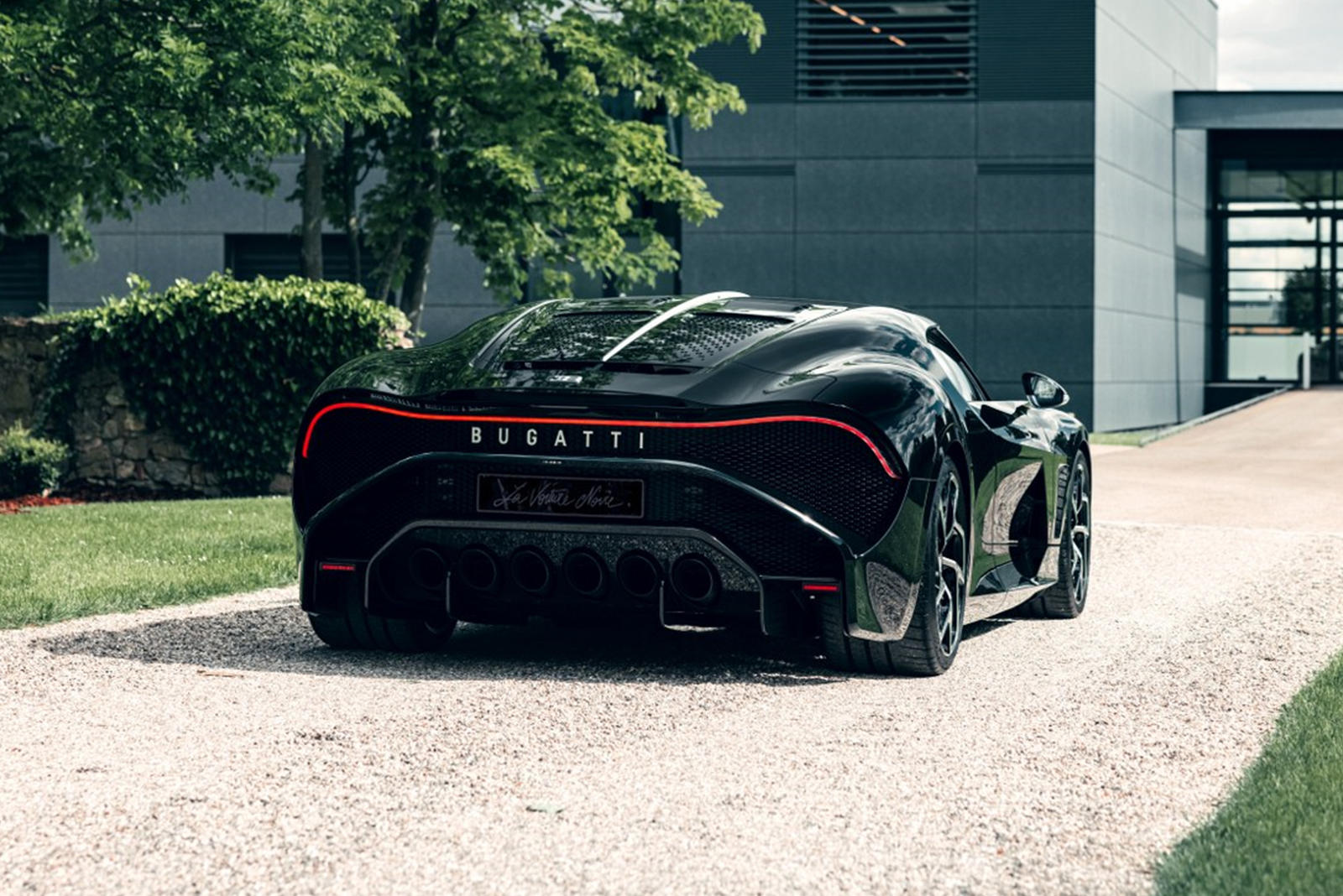 К счастью для тех, кто купил машину, она наконец-то готова. Президент Bugatti Стефан Винкельманн, очевидно, очень гордится своим творением: «Завершенной La Voiture Noire мы еще раз демонстрируем, что мы разрабатываем самые сложные в мире гиперспортив
