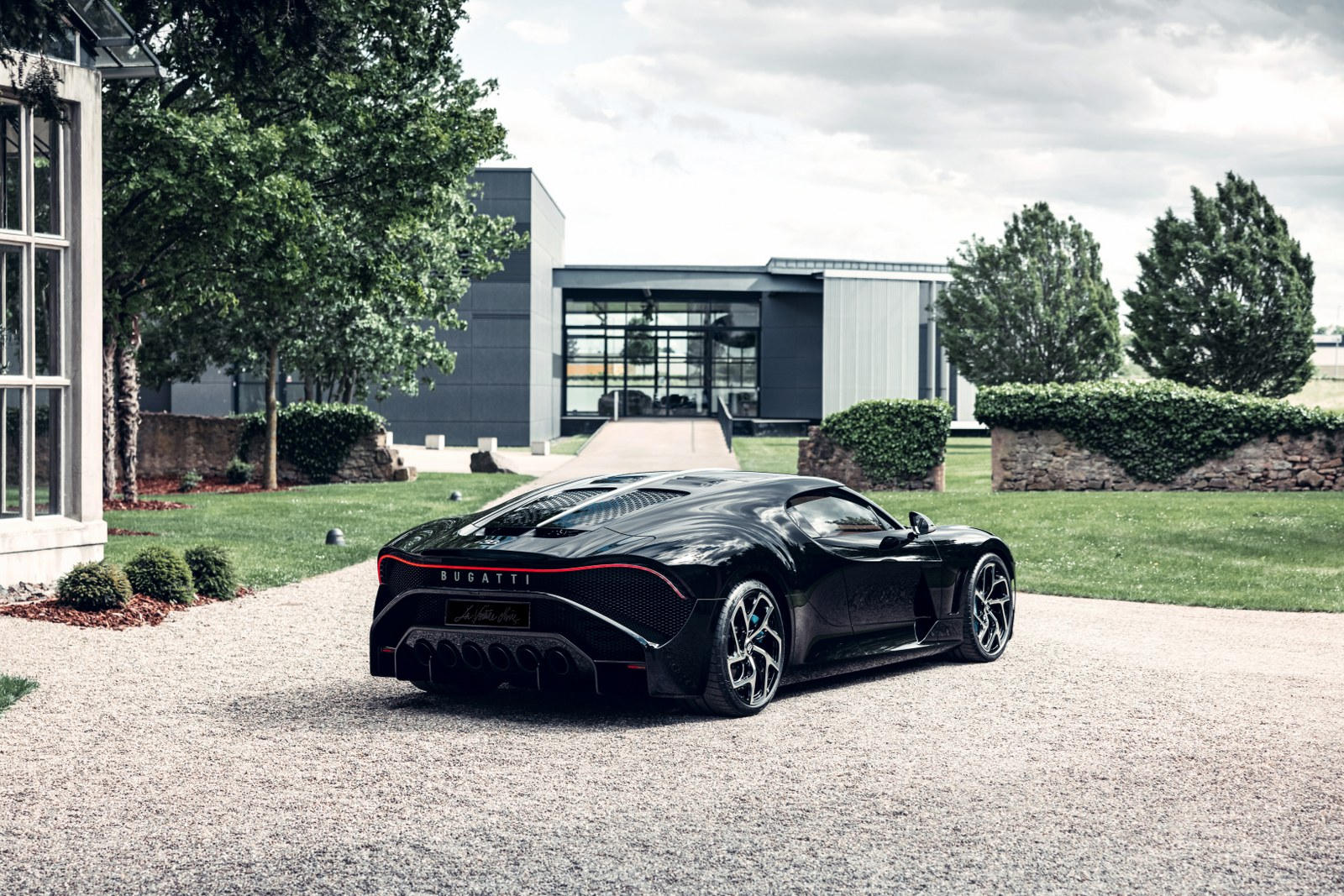 Еще в 2019 году Bugatti анонсировал новый гиперкар, созданный как уникальное произведение искусства. Названный La Voiture Noire (Черная машина), это шедевр стоимостью 1,3 млрд рублей, и с тех пор, как мы впервые его увидели, он стал увлекательной тем