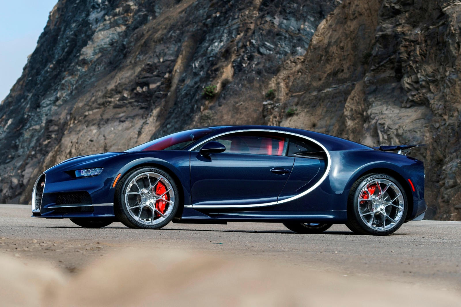 Что ж, Bugatti Super Sport 300+ выполнен в матовом черном цвете, а матовая отделка, похоже, является текущей тенденцией при создании специальных версий существующих продуктов (например, BMW M5 CS).