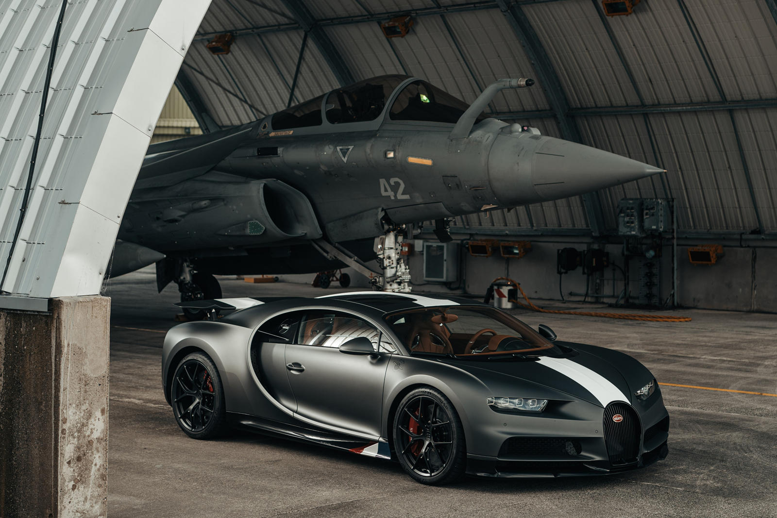 В последнее время Bugatti был довольно занят. Он наконец-то завершил выпуск уникальной модели La Voiture Noire стоимостью 1,3 млрд рублей и тестировал Chiron Super Sport 300+ и Centodieci на Нюрбургринге. Пришло время даже выпустить новые умные часы,