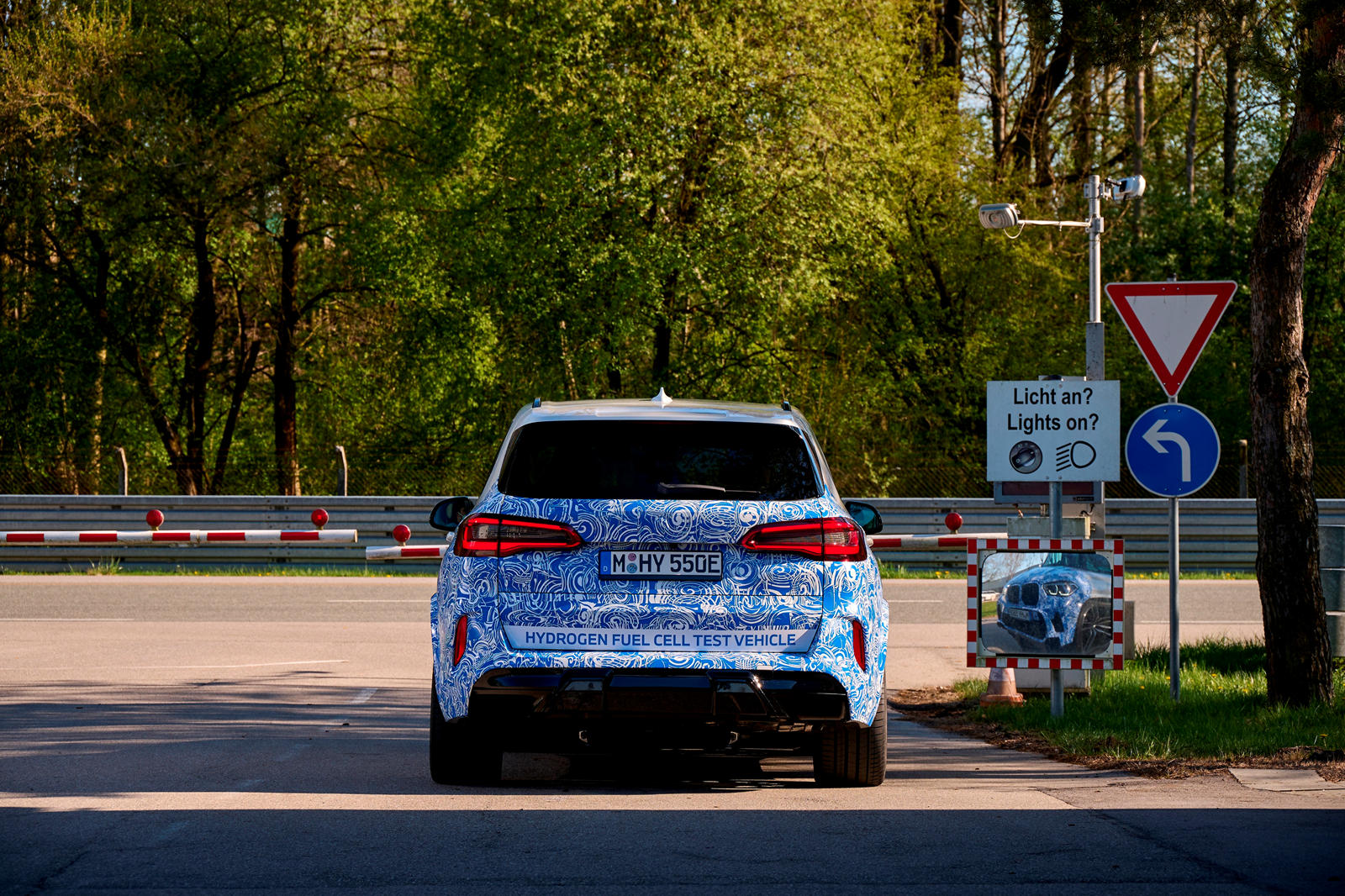 Водородные автомобили разрабатываются в дополнение к другим предложениям BMW, чтобы те, у кого нет доступа к зарядной инфраструктуре, а также те, кто часто ездит на большие расстояния, имели чистую альтернативу с теми же преимуществами, что и у бензи