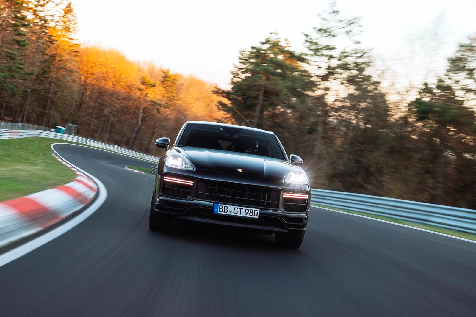 В прошлом месяце мы представили вам фотографии и видео, на которых Вальтер Рорл тестирует на гоночной трассе новый загадочный Porsche Cayenne Coupe. У нас были лишь обрывки информации, но теперь Porsche рассказал нам больше, начиная с безумно хорошег