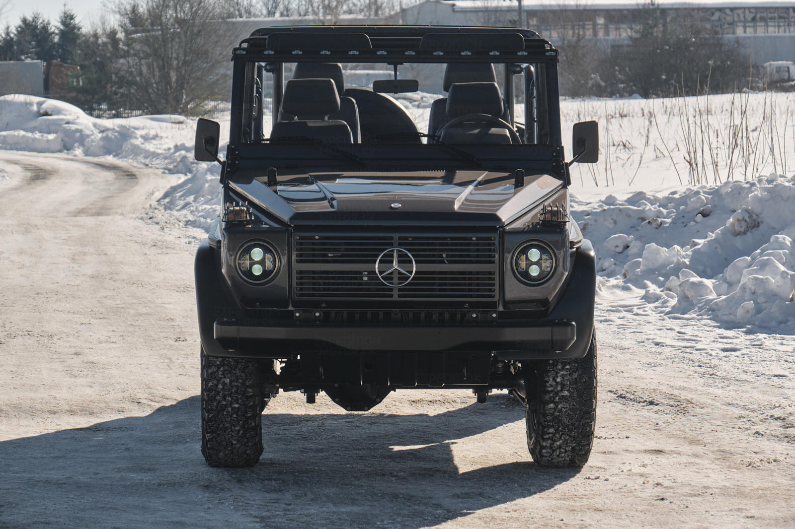 Что касается экстерьера, компания Expedition Motor Company выкрасила G-Class в редкий редкий цвет Vesuvio Grey. Для повышения комфорта езды были установлены новые пружины и амортизаторы, а тормозные суппорты были модернизированы с новыми роторами и б