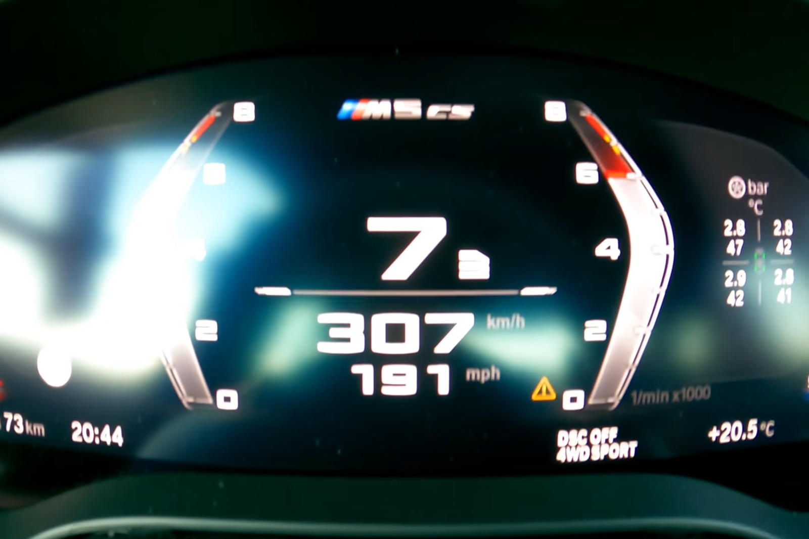Официально BMW утверждает, что M5 CS разгонится до 100 км/ч за 2,9 секунды до максимальной скорости 305 км/ч. Чтобы проверить, верны ли эти утверждения, M5 CS был выпущен на немецкий автобан, перед которым был проведен быстрый тест на ускорение.