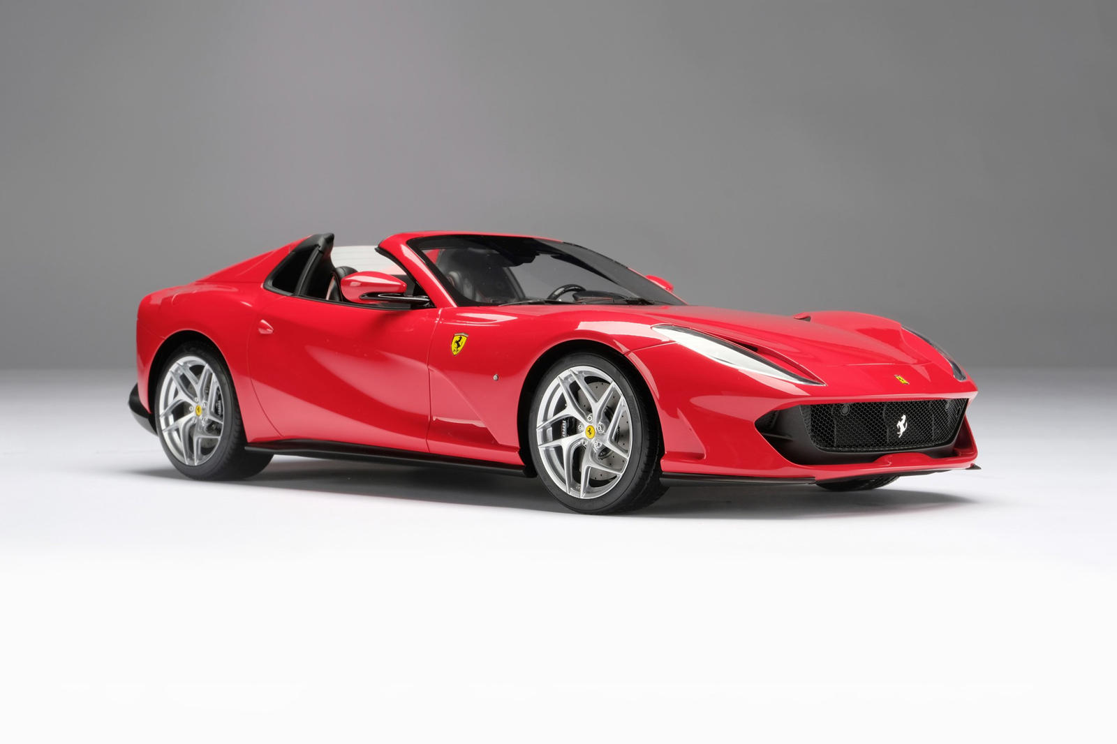 Ferrari теперь поставляются вместе с масштабной моделью.