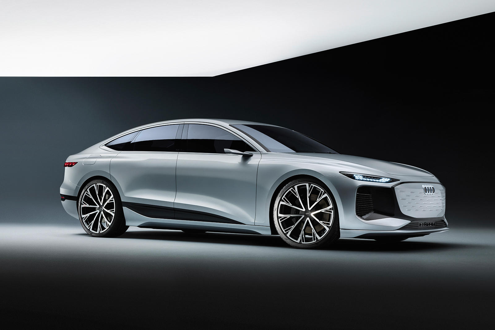 Audi недавно представил несколько потрясающих концептов и серийных автомобилей. Примеры таких моделей включают концепт A6 e-tron и сексуальный e-tron GT. Но у немецкой марки есть кое-что еще более интересное, или, лучше сказать, целых три более интер