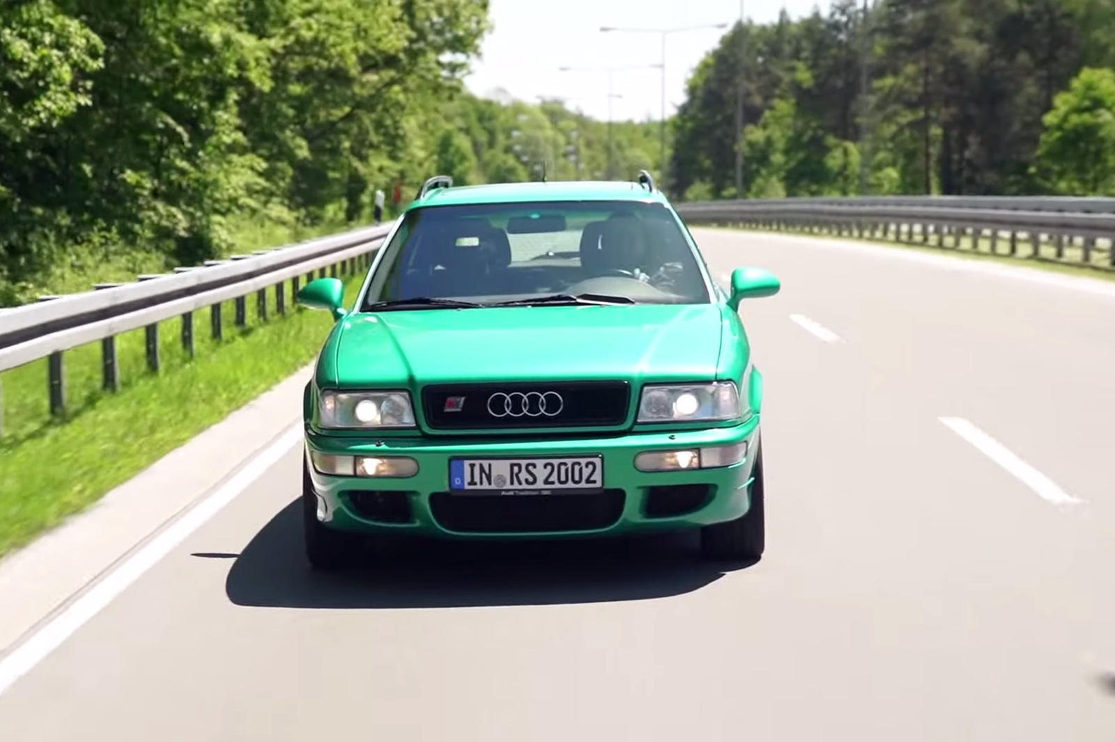 Один из самых крутых Audi, когда-либо созданных, на самом деле не производился брендом с четырьмя кольцами. Audi RS2 Avant (также известный как Audi 80 RS2) производился с 1994 по 1995 год на совместном предприятии Audi и Porsche. Audi отметил этот а