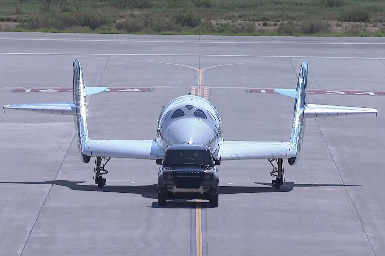 Virgin не опубликовала никаких спецификаций веса SpaceShipTwo Unity, но он явно соответствует буксируемой способности Defender в 3720 кг. Помимо использования Defender для буксировки своего космического корабля, Virgin Galactic использует Land Rover 