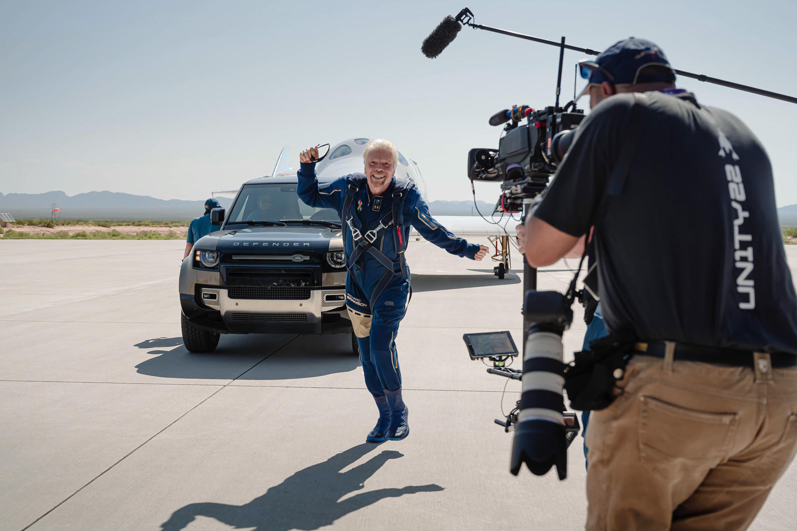 В минувшие выходные Virgin Galactic совершила свой первый космический полет с экипажем и сэром Ричардом Брэнсоном на борту в качестве специалиста по полетам. Когда сэр Ричард и его команда из шести человек вернулись на Землю, 2022 Land Rover Defender