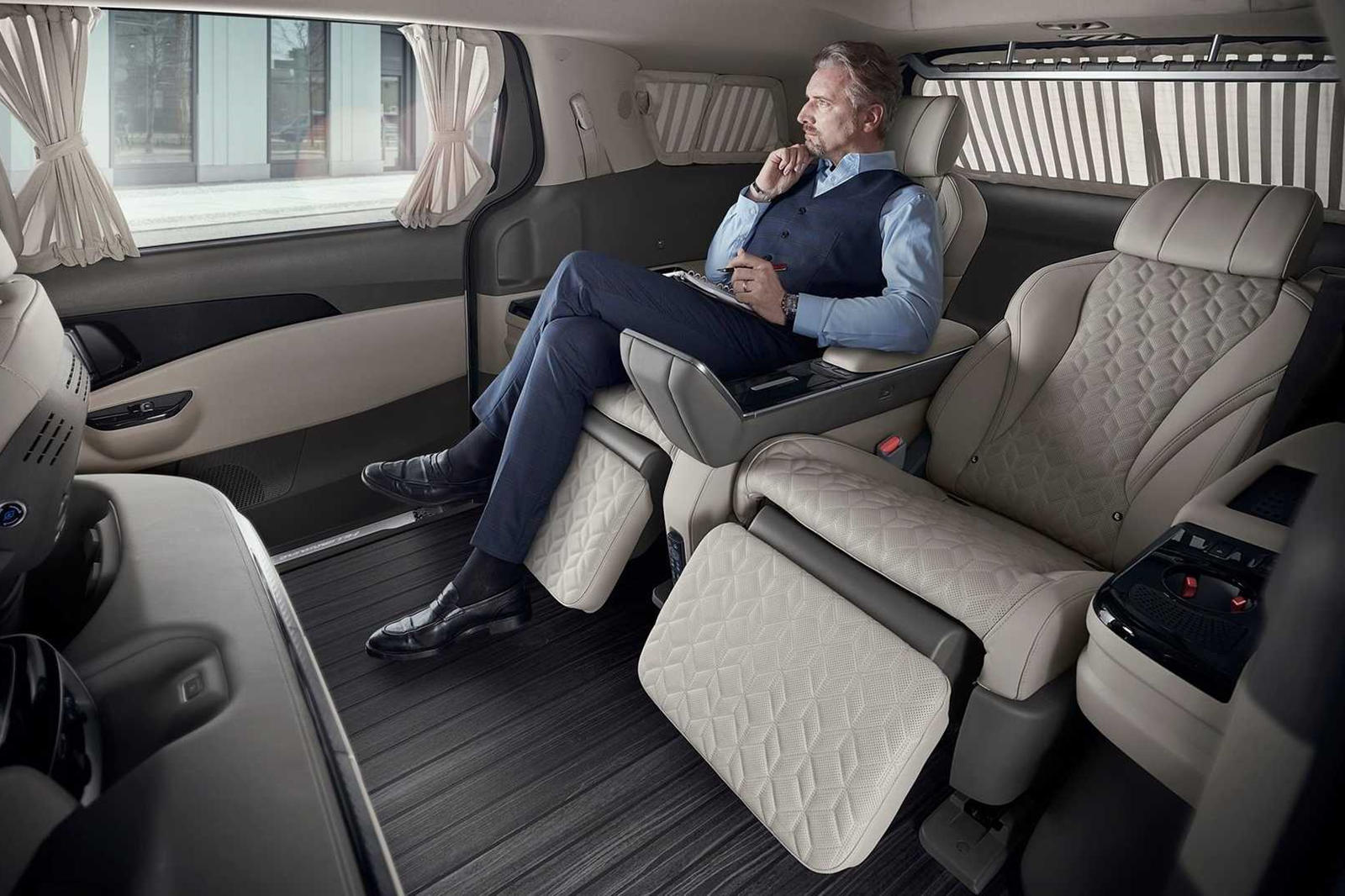 В Carnival Hi Limousine можно установить до девяти сидений, но теперь доступна еще более роскошная версия, в которой убраны сиденья третьего ряда, что превращает Carnival в настоящий роскошный лимузин. Он как Rolls-Royce среди минивэнов.