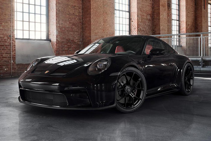 На фотографии, опубликованной в Facebook, подразделение персонализации демонстрирует 911 GT3 Touring с тонированными светодиодными фарами и колесами Satin Black размером 20 дюймов спереди и 21 дюйм сзади.