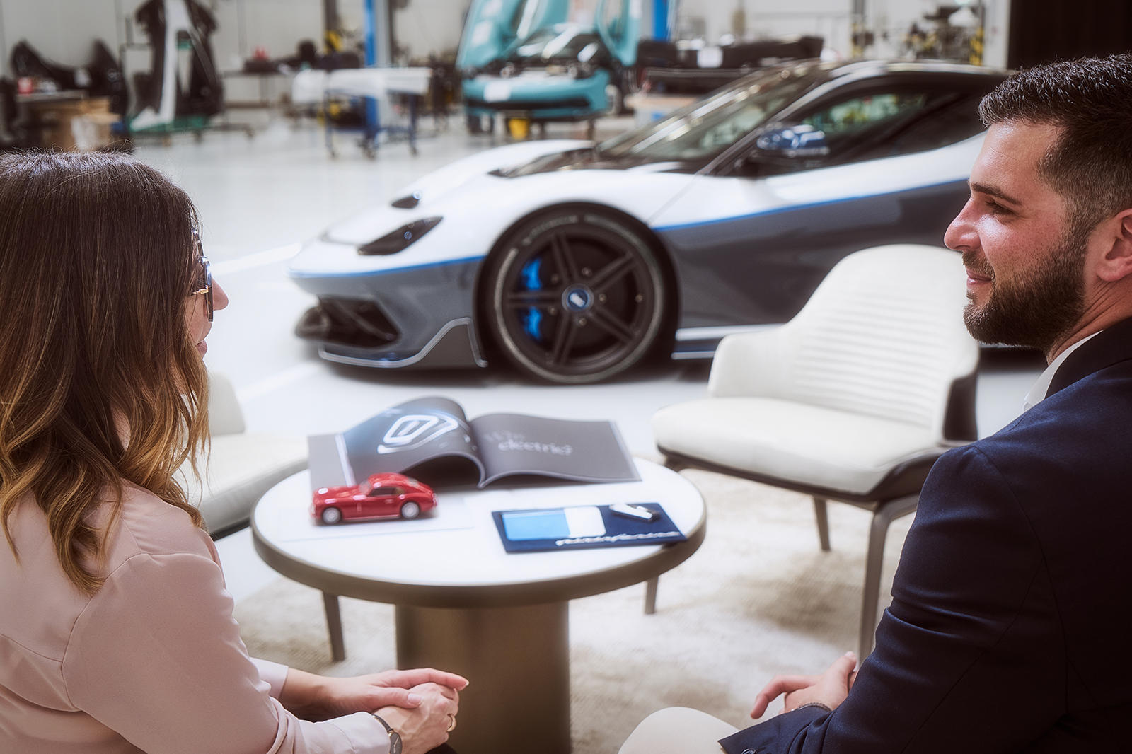 «Имя Pininfarina имеет легендарное наследие отдельных автомобилей, и Battista продолжает это наследие, поскольку каждый автомобиль будет иметь действительно индивидуальный дизайн», - сказала Сара Компаньоло, руководитель отдела дизайна цветов и матер