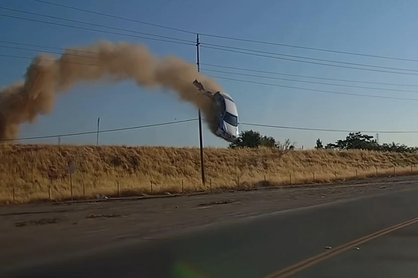 В прошлом месяце Toyota запустила GR Supra на 30 метров в воздух для насмешливой рекламы, и теперь похоже, что кто-то попытался воссоздать этот трюк на Toyota Camry с впечатляющими результатами. В Юбе, штат Калифорния, видеорегистратор водителя грузо