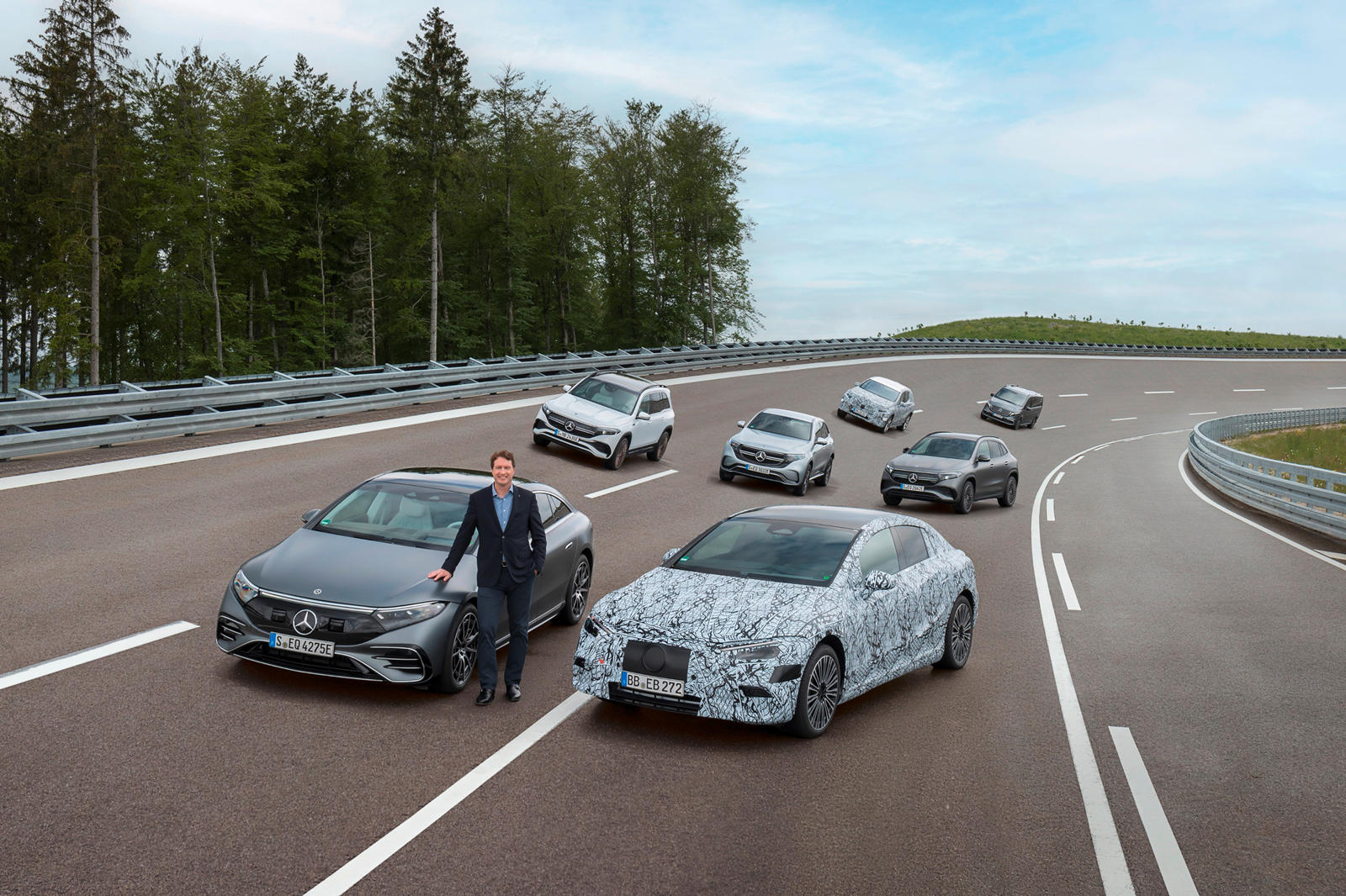 Сегодня Mercedes-Benz сделал огромную новость, объявив, что к 2030 году он будет полностью электрическим. В рамках этого плана каждый новый автомобиль, выпущенный после 2025 года, будет только электрическим и будет опираться на одну из трех новых эле