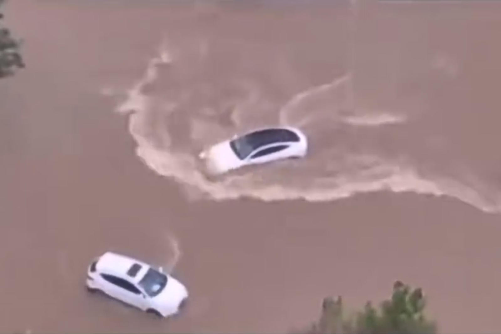 Безумные кадры недавнего наводнения в Китае показывают, что несколько автомобилей Tesla Model 3 успешно проезжают по затопленным улицам, как будто они лодки. В одном ролике Model 3 покидает затопленный туннель и проезжает мимо других выброшенных на м