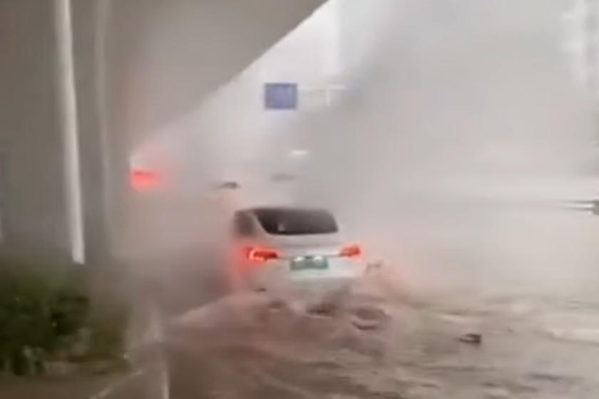 Безумные кадры недавнего наводнения в Китае показывают, что несколько автомобилей Tesla Model 3 успешно проезжают по затопленным улицам, как будто они лодки. В одном ролике Model 3 покидает затопленный туннель и проезжает мимо других выброшенных на м