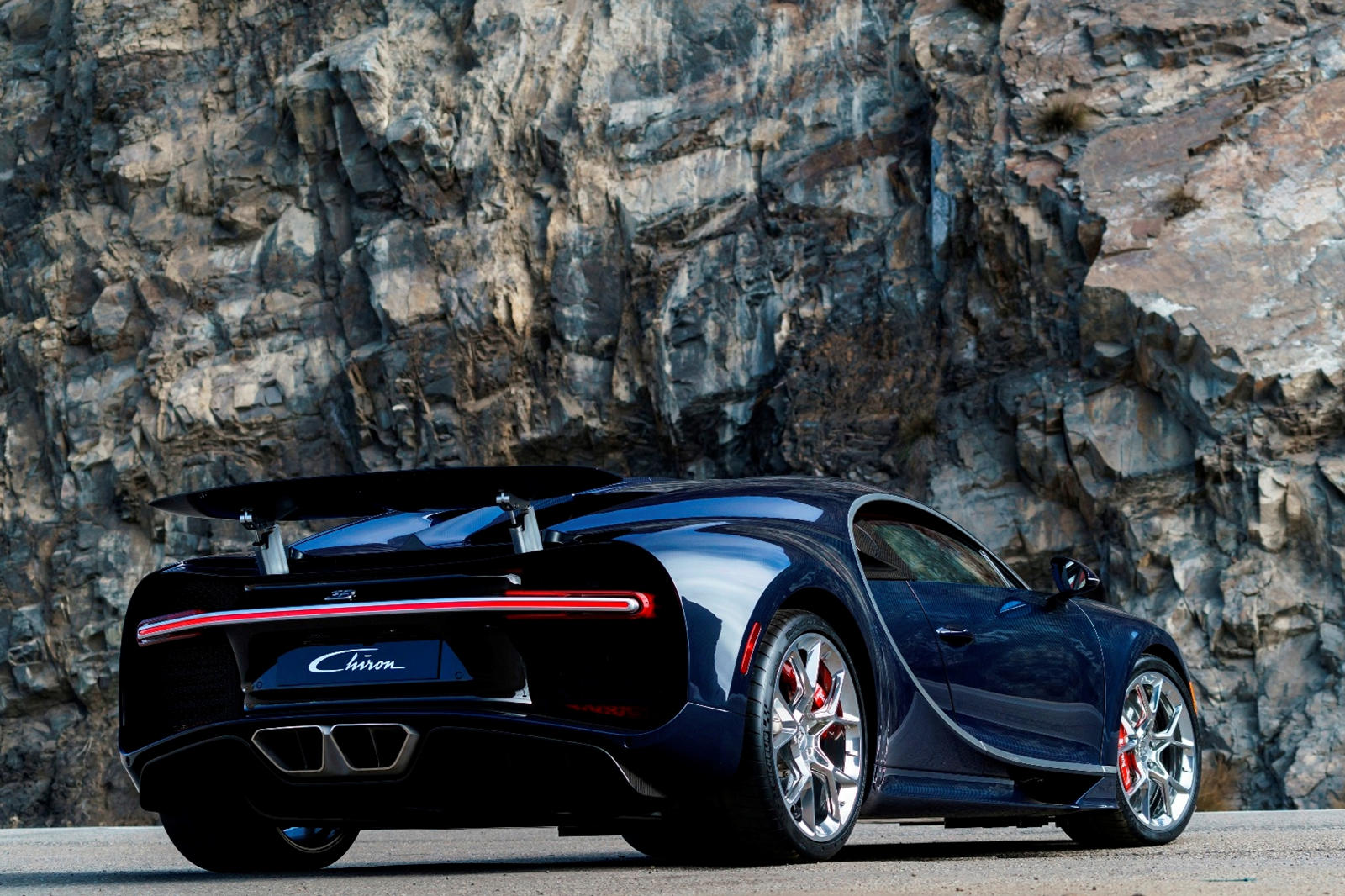 Когда кто-то говорит, что Bugatti Chiron «наведет жару», это обычно связано с сенсационными характеристиками гиперкара и не читается буквально. К сожалению, этот красно-черный Chiron стал горячим по всем неправильным причинам после того, как он сильн