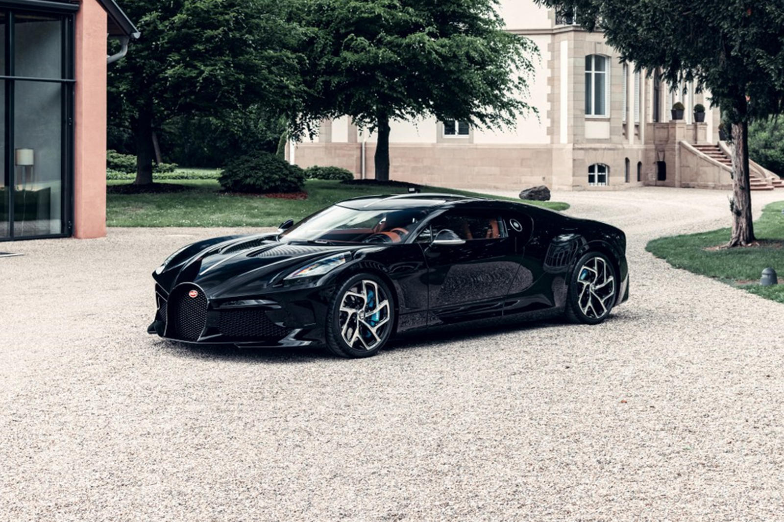 Не существует такого понятия, как «обычный» Bugatti, но некоторые творения компании более особенные, чем другие. Возьмем, к примеру, La Voiture Noire. Он был построен в единственном экземпляре за 18 миллионов долларов как дань уважения черному Type 5