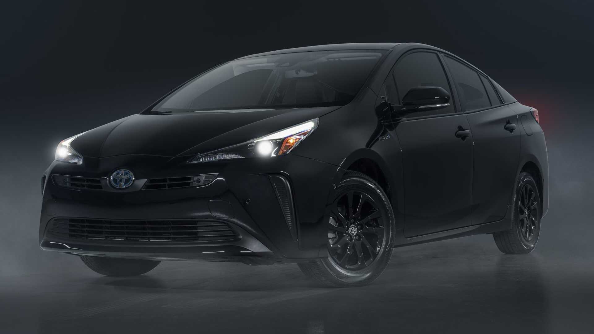 2022 Prius Nightshade поставляется с краской Midnight Black Metallic или Super White и Silver Metallic, аккуратными черными акцентами на фарах, крышками зеркал, дверными ручками и антенной типа «акула». Элегантный дизайн дополняют эксклюзивные 17-дюй