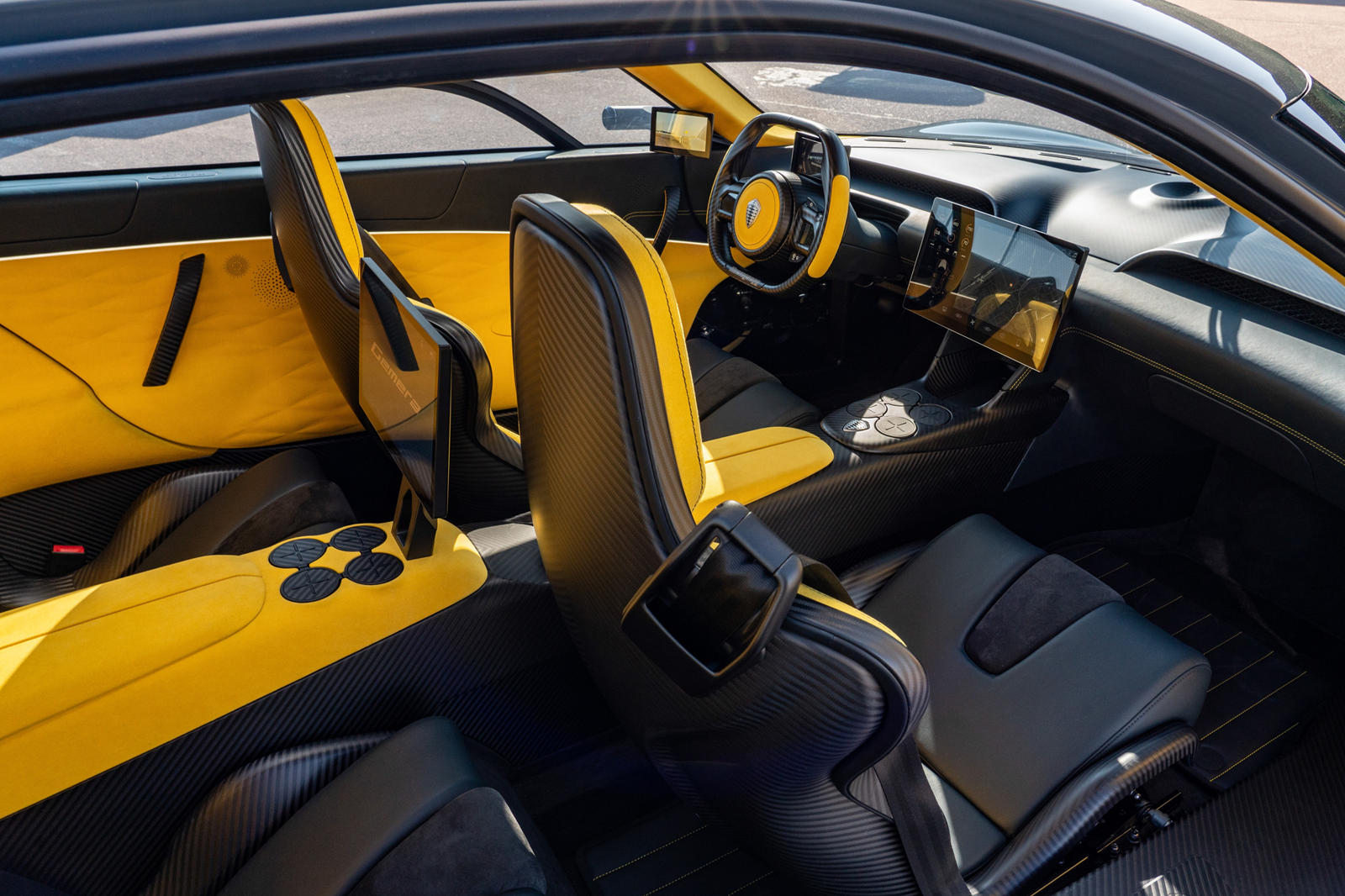 «Сильный и стабильный рост Koenigsegg как в операционном, так и в финансовом отношении позволяет нам выкупить долю NEVS в Meneko и получить полную собственность в совместном предприятии», - сказал фон Кенигсегг. «Я хотел бы поблагодарить NEVS и их от