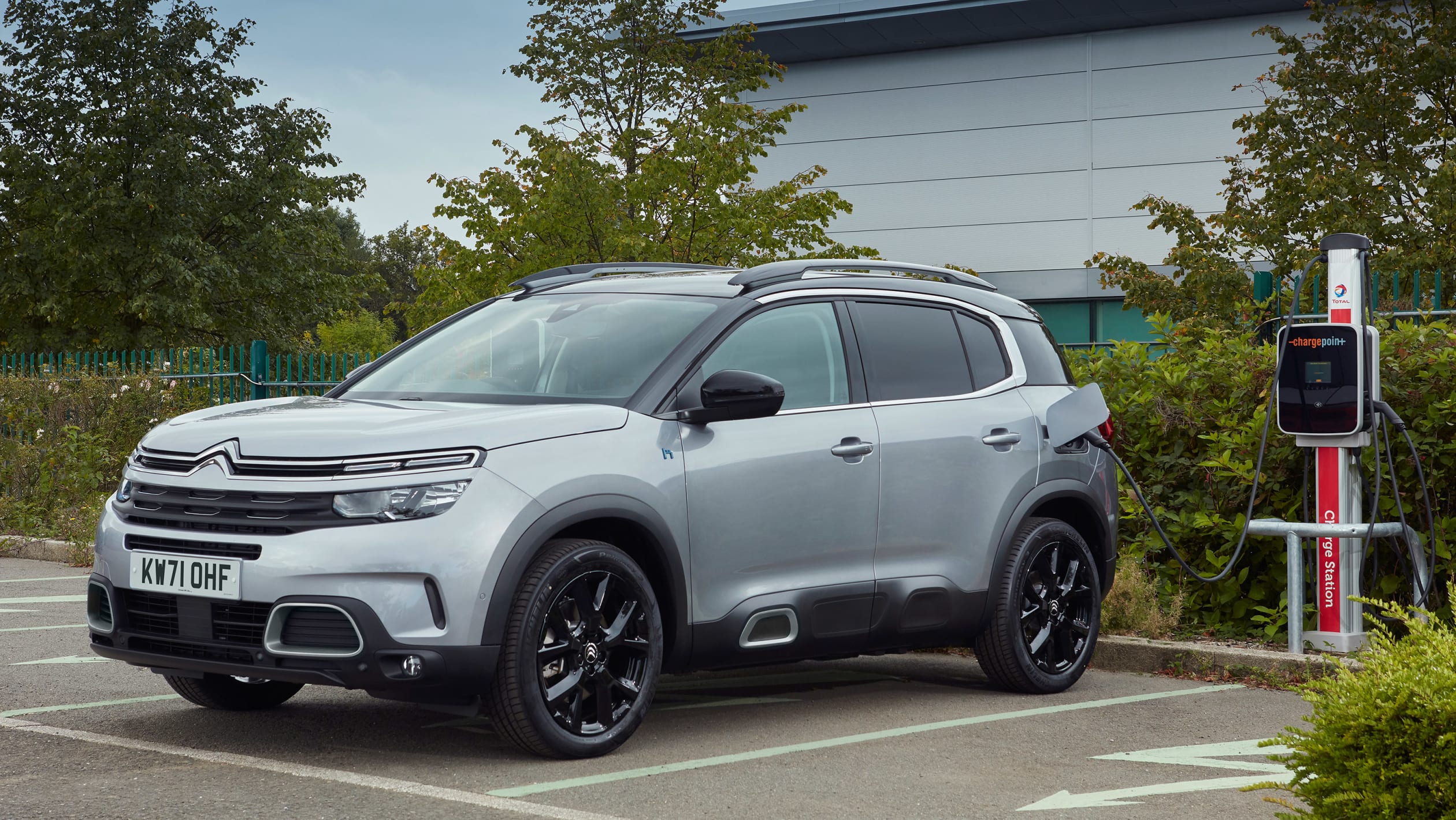 В линейку Citroen C5 Aircross Hybrid добавлена новая топовая отделка Black Edition, сочетающая дополнительный опции с эффективностью PHEV.