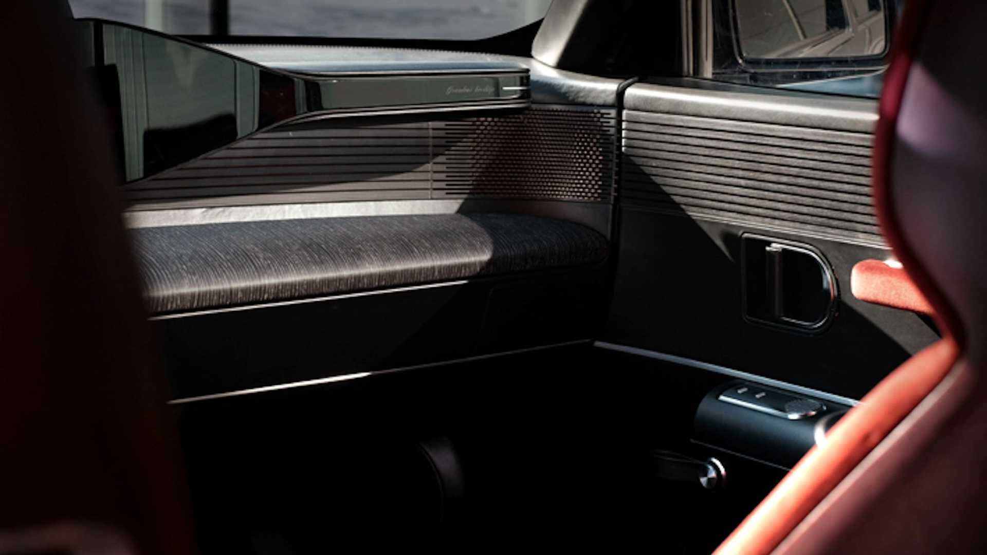 Снаружи Hyundai заменил передние и задние фонари седана 1980-х годов на современные пиксельные светодиодные блоки. Есть также новые боковые зеркала, новая облицовка кузова, новые колеса и переработанная решетка радиатора, которая имитирует узор шахма