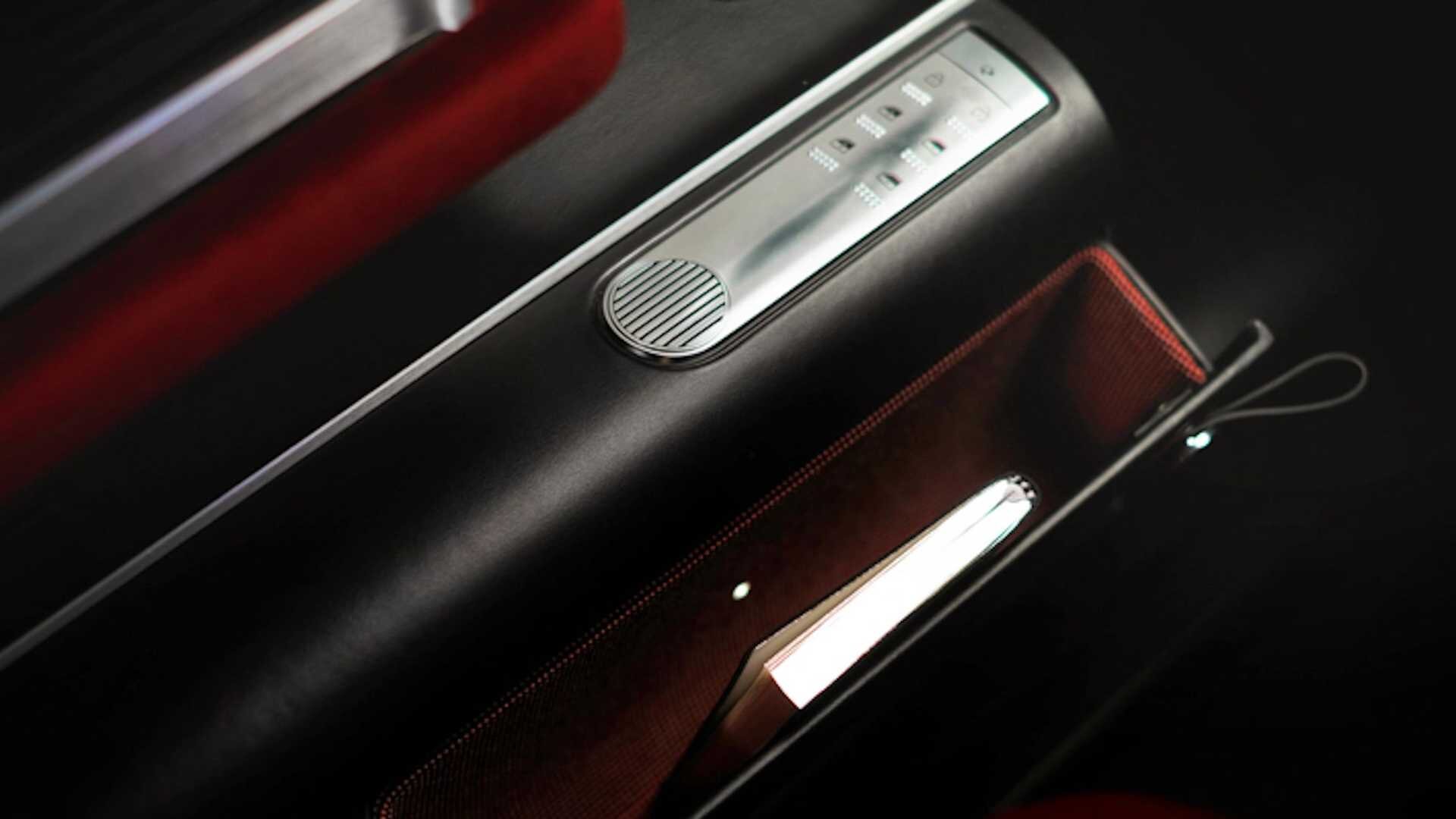 Электрифицированный Hyundai Grandeur получает те же светодиодные пиксельные фонари, что и рестомод Pony Coupe, а также современную приборную панель с сенсорным экраном.