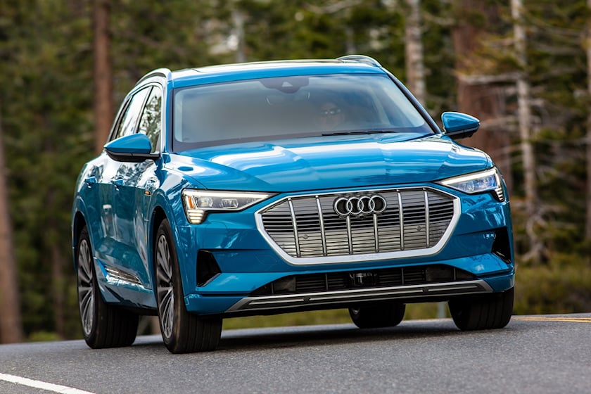 Audi заявил, что Q8 e-tron будет собираться на заводе в Бельгии, где в настоящее время производится e-tron Sportback. На шпионских снимках прототипа Q8 e-tron показан автомобиль, который заметно отличается от текущего модельного ряда e-tron измененно