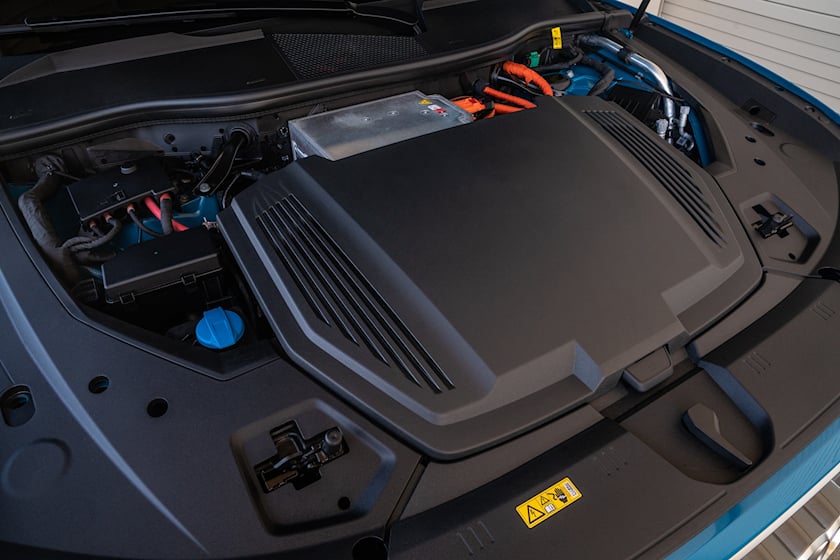 Внедорожник e-tron, первый специализированный электромобиль Audi, может быть обновлен в любой момент, и бренд даже пообещал масштабное обновление батареи в 2022 году, но в ближайшее время есть что-то еще лучше. Audi раскрыл свой план по замене e-tron