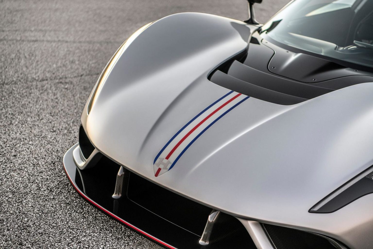 Новый Venom F5 стремится превысить максимальную скорость 500 км/ч на серийном автомобиле. Попытка рекорда и окончательные значения скорости будут проверены экспертами Racelogic с помощью системы GPS VBOX. В тесте скорости примут участие гости из СМИ,