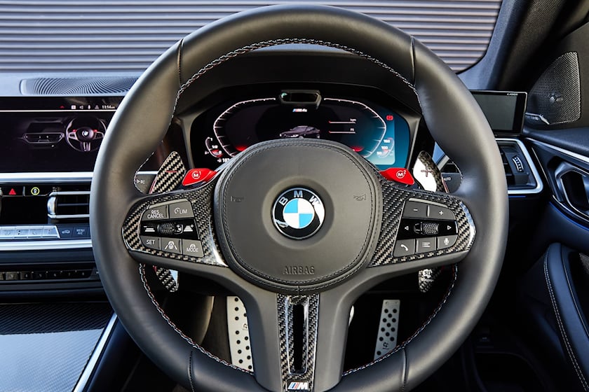 По сравнению с обычной 4-й серией новый M4 выглядит более агрессивно благодаря увеличенным колесным аркам, вентилируемому капоту и точеной передней панели. Но дерзкий стиль понравится не всем. Если вы хотите добавить нотку стиля спортивному купе BMW,