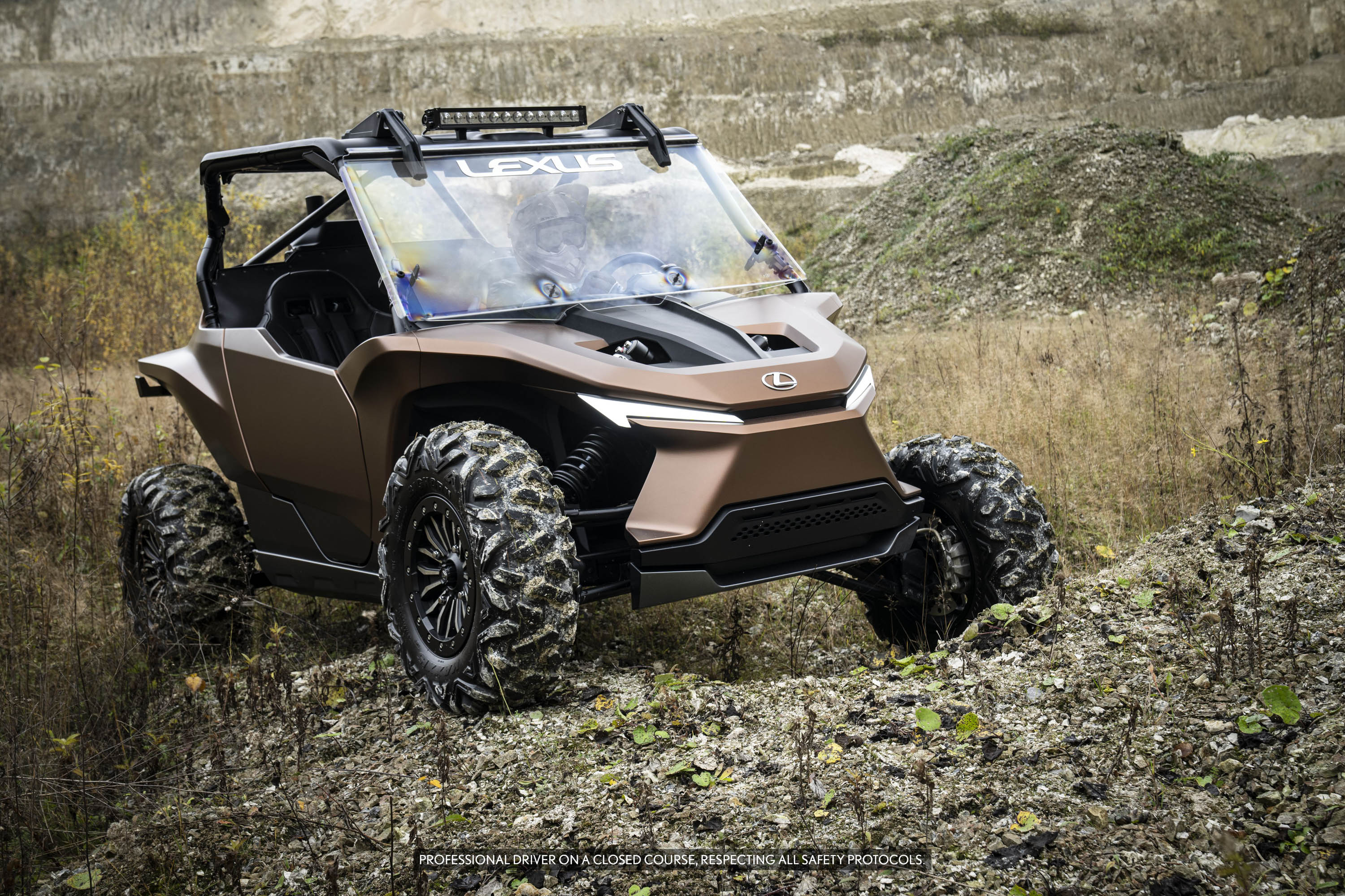 Для концепта Lexus ROV команда дизайнеров разработала автомобиль, который будет хорошо смотреться в любых природных условиях. Автомобиль имеет все отличительные черты внедорожника с открытой подвеской, защитным каркасом и массивными внедорожными шина