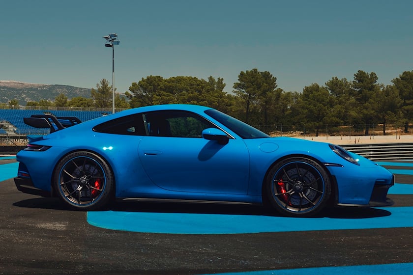 Porsche создает для своих клиентов особое искусство, увековечивая их мечту о Porsche 911 Carrera, но, к счастью, это физический носитель с цветом и стилем. NFT - это оригинальные произведения цифрового искусства, по которым можно щелкнуть правой кноп