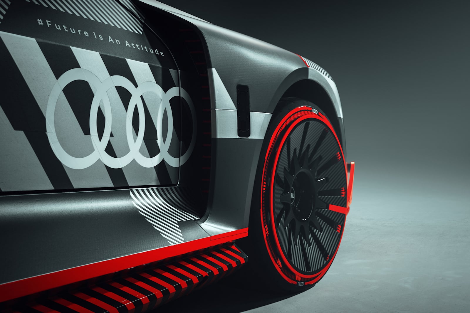 «S1 Hoonitron сочетает в себе многое из того, чем Audi уже славилась в 1980-х годах», - говорит Блок. «Например, впечатляющая аэродинамика автомобиля теперь преобразована в совершенно современную форму. Я думаю, это здорово, что дизайнеры Audi черпал