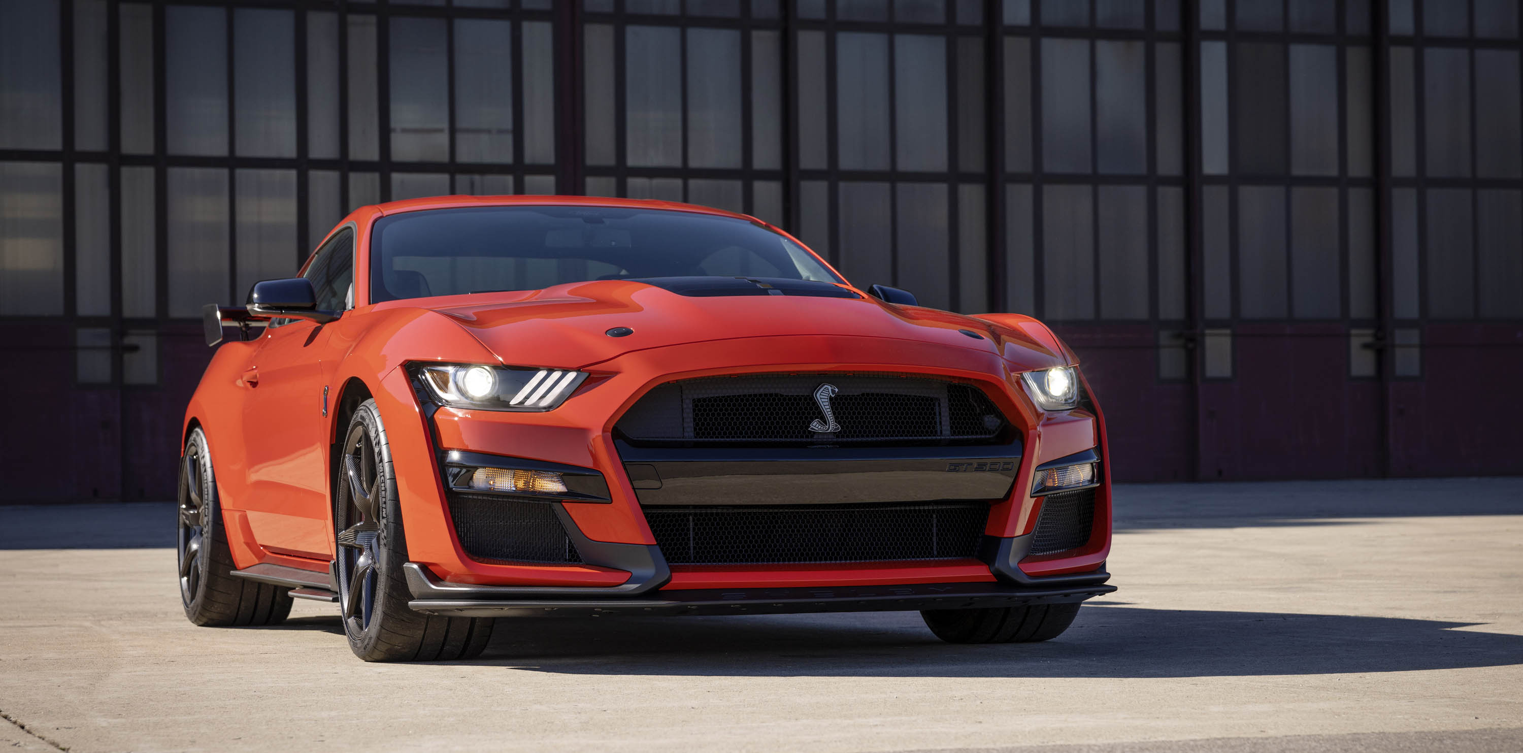 2022 Mustang Shelby GT500, спроектированный и построенный Ford Performance как самый мощный из когда-либо созданных автомобилей Ford для уличного движения, сочетает в себе технологии мирового класса и силовые агрегаты для достижения уровня производит