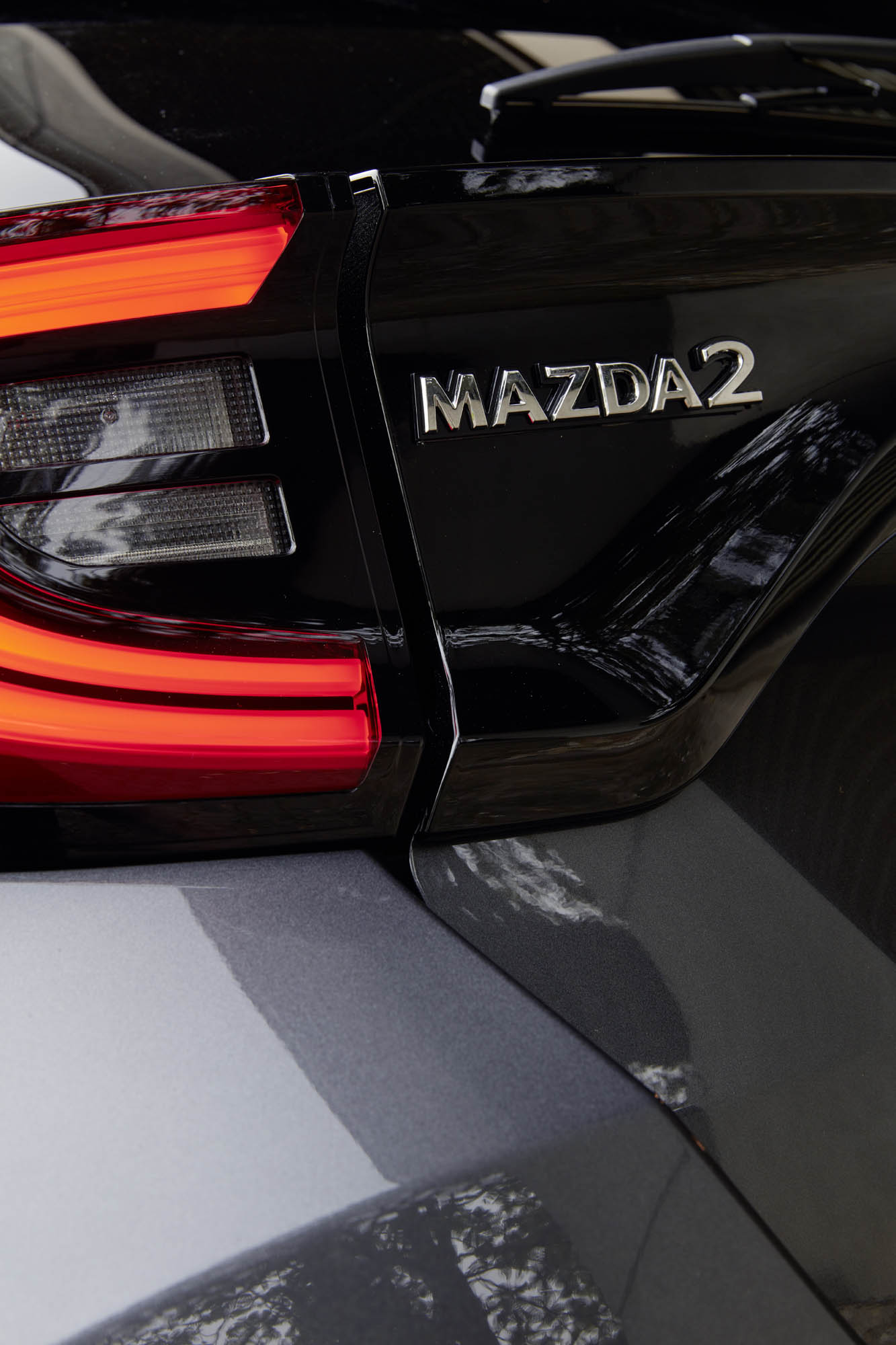 Новый гибрид Mazda разгоняется от 0 до 100 км/ч за 9,7 секунды и обеспечивает экономию топлива в смешанном цикле от 3,8 до 4,0 литров на 100 км и выбросы CO2 всего 93-87 г/км в зависимости от 16 или 15 дюймовых колес.
