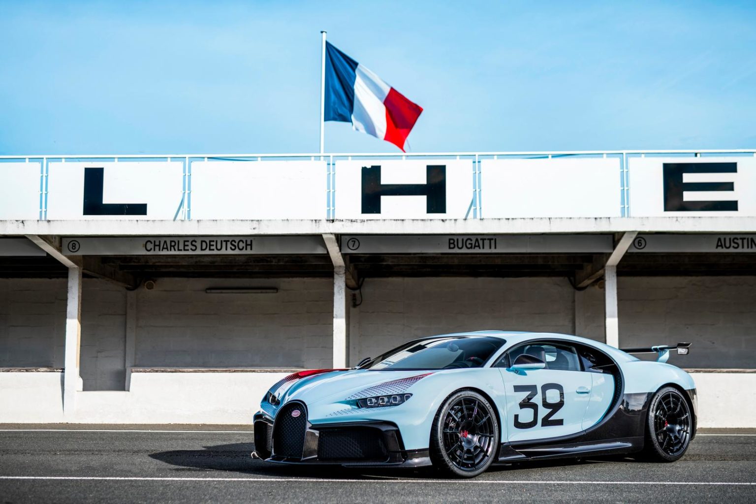 Bugatti Sur Mesure представил свой первый клиентский проект - Chion Pur Sport, вдохновленный знаменитым автогонщиком 20-го века Луи Широном.