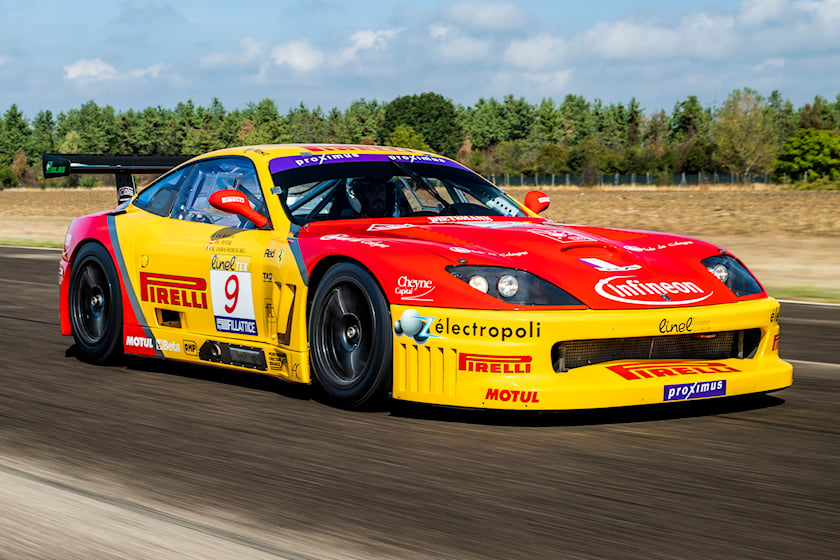 Когда вы думаете о гоночных автомобилях Ferrari, вы, вероятно, не думаете о 550 (предшественнике 812 Superfast). Когда он был запущен в 1996 году, 550 Maranello ознаменовал возвращение великолепных гранд-тауреров Ferrari с передним расположением двиг