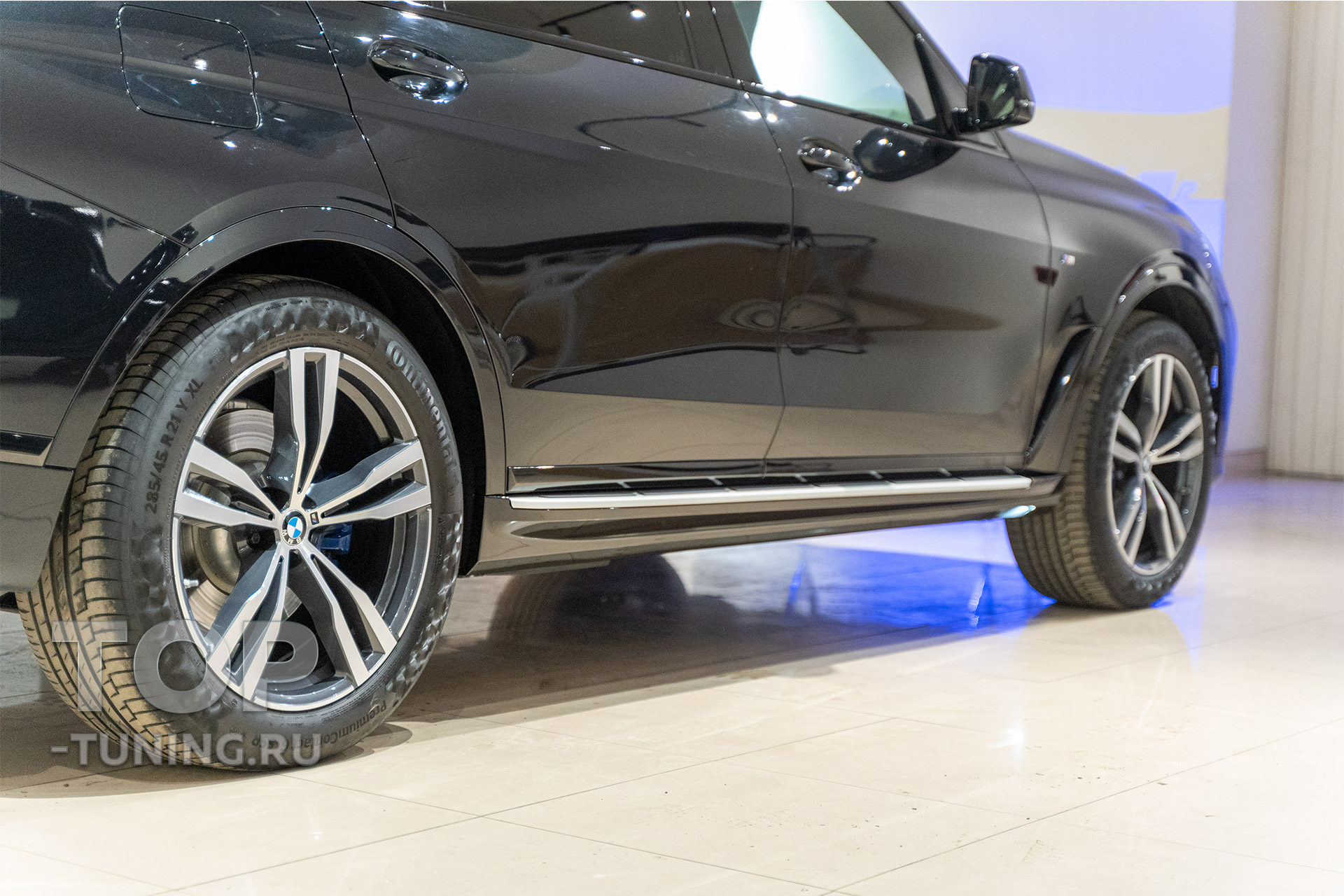 Силовые ступени на пороги BMW X7 в замен штатных накладок М-Спорт. Сравнение до и после. Особенности, цена и наличие 