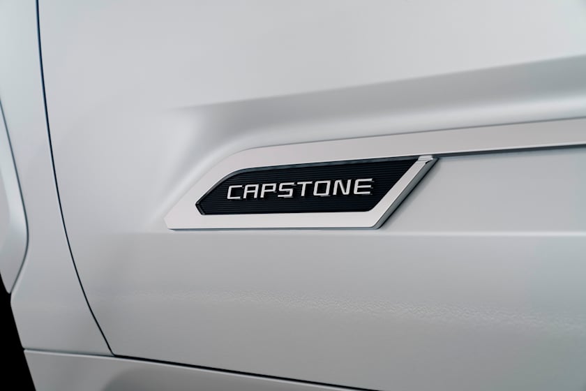 Названный Tundra Capstone, автомобиль наполнен плюшевыми материалами, функциями комфорта и новейшими технологиями буксировки. И хотя Toyota не сразу сообщила цены на Tundra Capstone, все указывает на то, что это будет самая дорогая версия пикапа на с