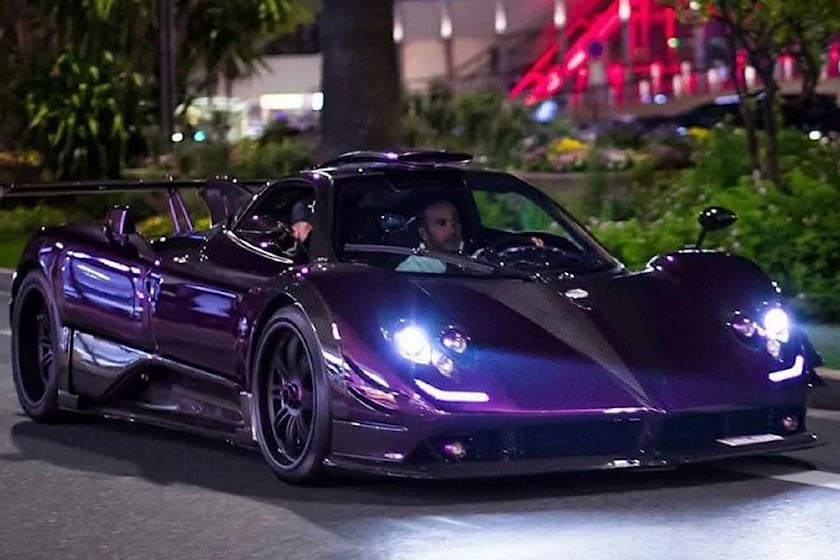 В темно-фиолетовом экземпляре используется 7,3-литровый V12 от AMG, который производит 760 лошадиных сил, которые передаются на задние колеса через шестиступенчатую коробку передач. В последний раз Хэмилтона видели за рулем этого автомобиля в августе