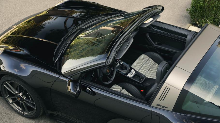 В основе этого совершенно особенного 911 Targa 4 GTS лежит 3,0-литровый оппозитный шестицилиндровый двигатель с двойным турбонаддувом, мощность которого не изменилась по сравнению с обычной моделью, а мощность составляет 473 л.с. и 569 Нм крутящего м