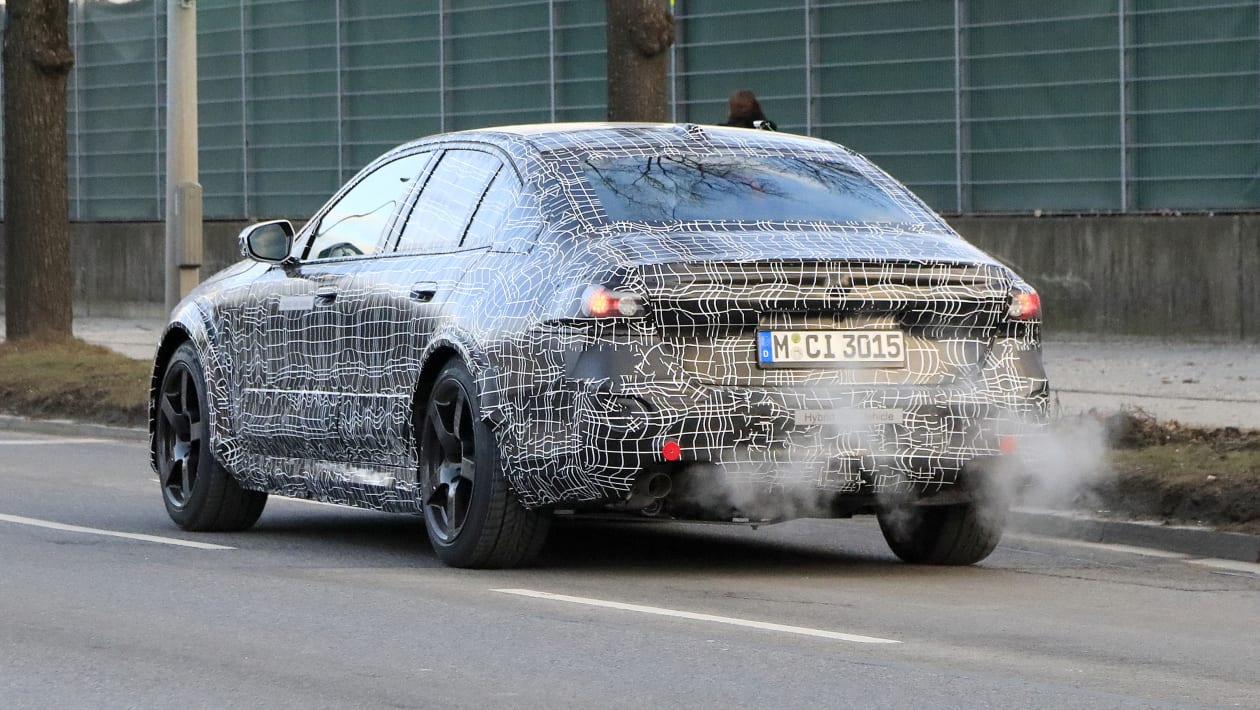 Выход BMW 5 Series следующего поколения запланирован на 2023 год, и, как показывают эти шпионские снимки, баварский производитель начал разработку нового суперседана M5, который появится годом позже.
