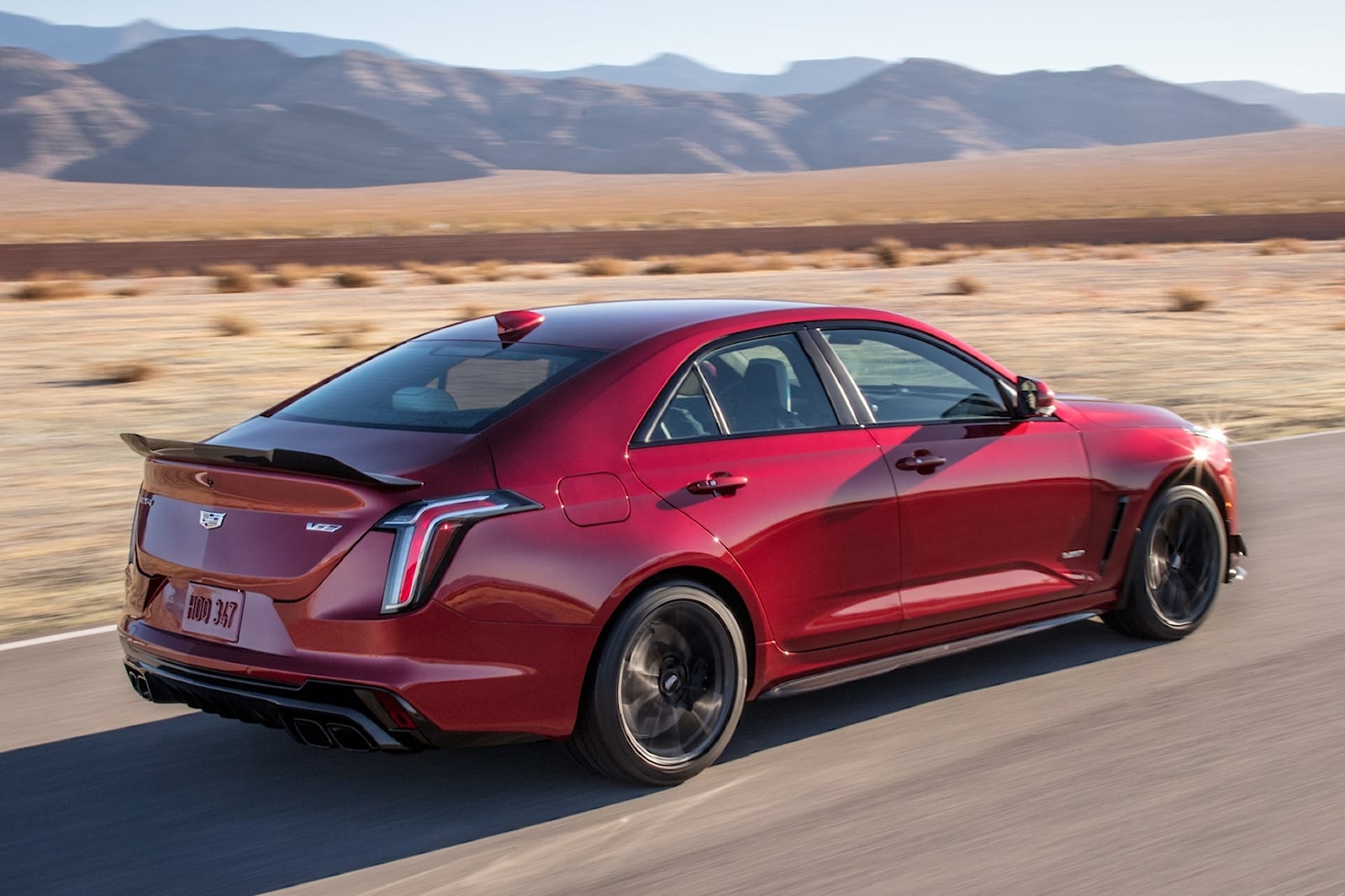 Перед вами гоночный автомобиль Cadillac следующего поколения, прототип LMDh-VR. Мы ожидаем полного представления в ближайшее время. Конечная цель Cadillac — побороться за общую победу в гонке «24 часа Ле-Мана».