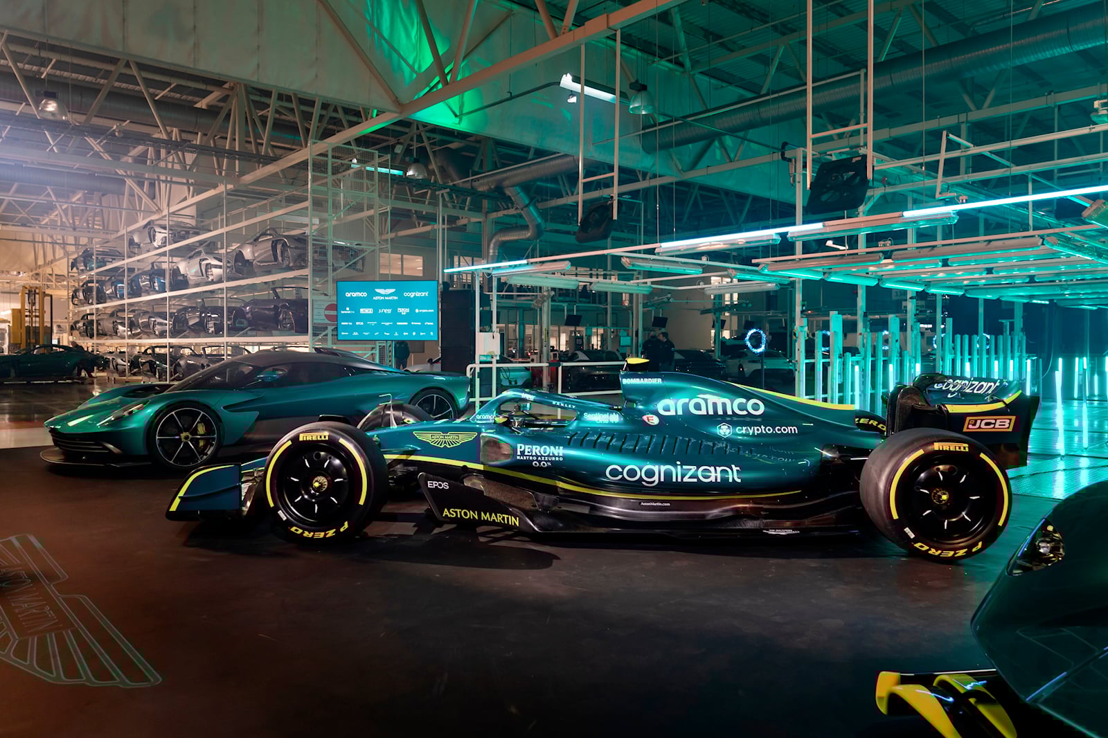 Aston Martin готов к битве F1 с новым AMR22