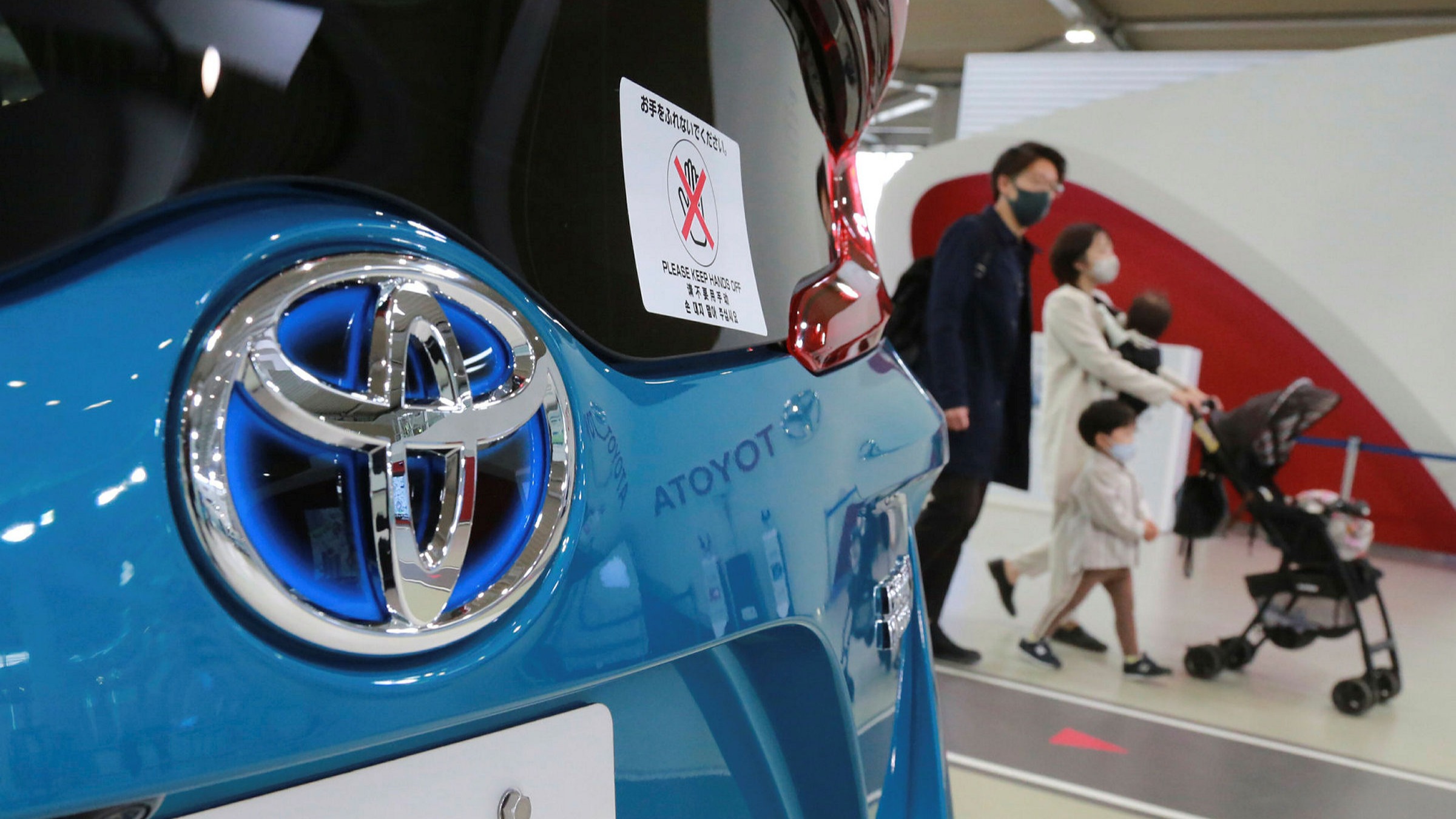 Но сохраняющиеся проблемы вынудили Toyota скорректироваться на 100 000 единиц и нацелиться на 950 000 автомобилей.
