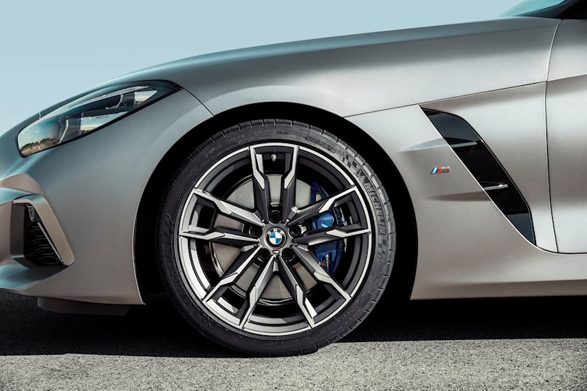 BMW Z4 в настоящее время доступен с 2,0-литровым двигателем с турбонаддувом мощностью 255 лошадиных сил и крутящим моментом 400 Нм, который может разогнаться до 100 км/ч всего за 5,2 секунды. sDrive M40i — это то, что вам нужно, если вам нужна реальн
