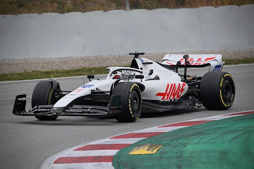 У команды Haas F1 было несколько тяжелых недель, но теперь у нас наконец есть хорошие новости. Было много предположений о том, кто заменит Никиту Мазепина, но теперь Haas подтвердил, что Кевин Магнуссен вернется в команду.
